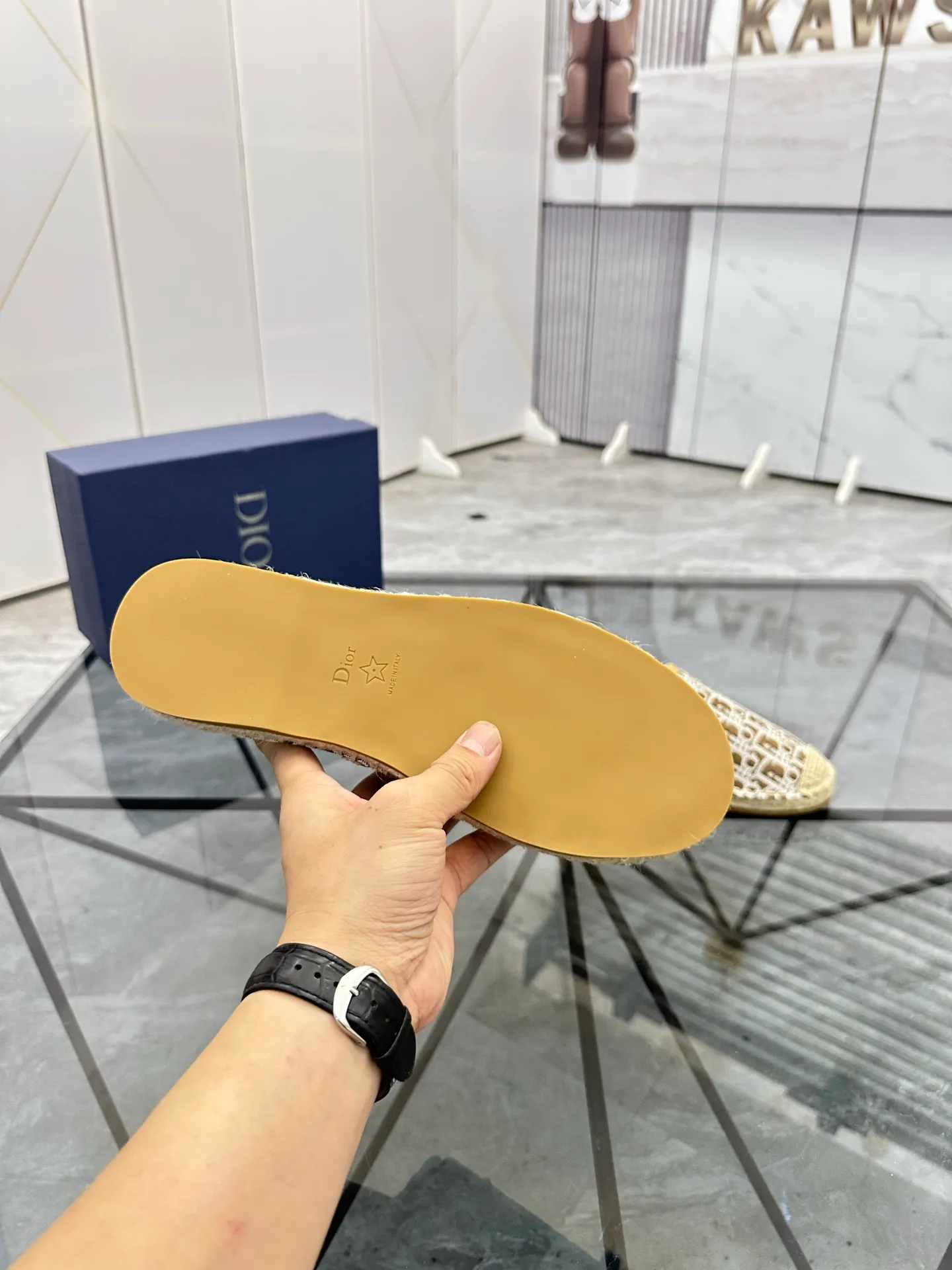 Men's shoes for sale 💰: 💰P400¥ Product trademark: Dior* "Dior*" low-top fisherman's shoes Regular size: 38-44 (can be customized to 37.45) Product materials: imported cowhide leather upper spliced ​​with original fabric, sheepskin lining, original outsole. Number: 1023